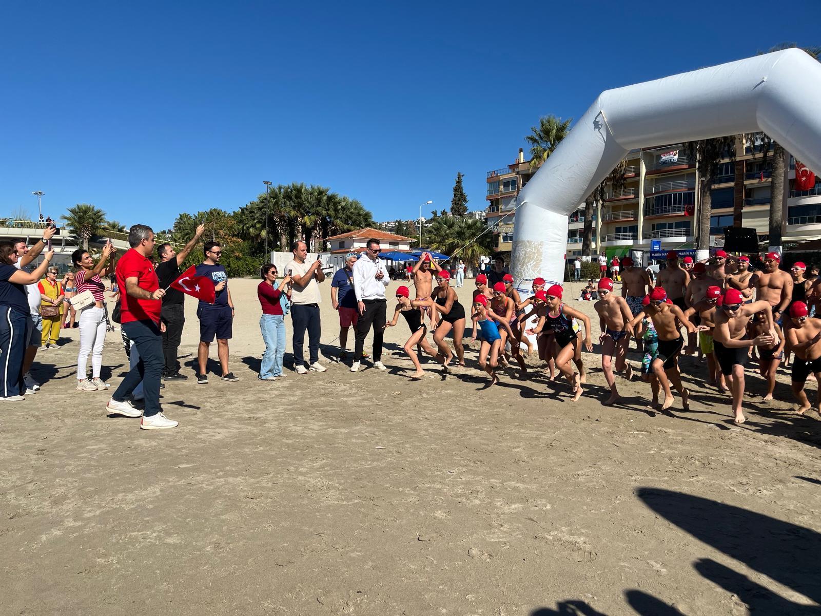 Kuşadası Güvercinada Rotary Kulübü’nden “Cumhuriyete saygı yüzme etkinliği” 
