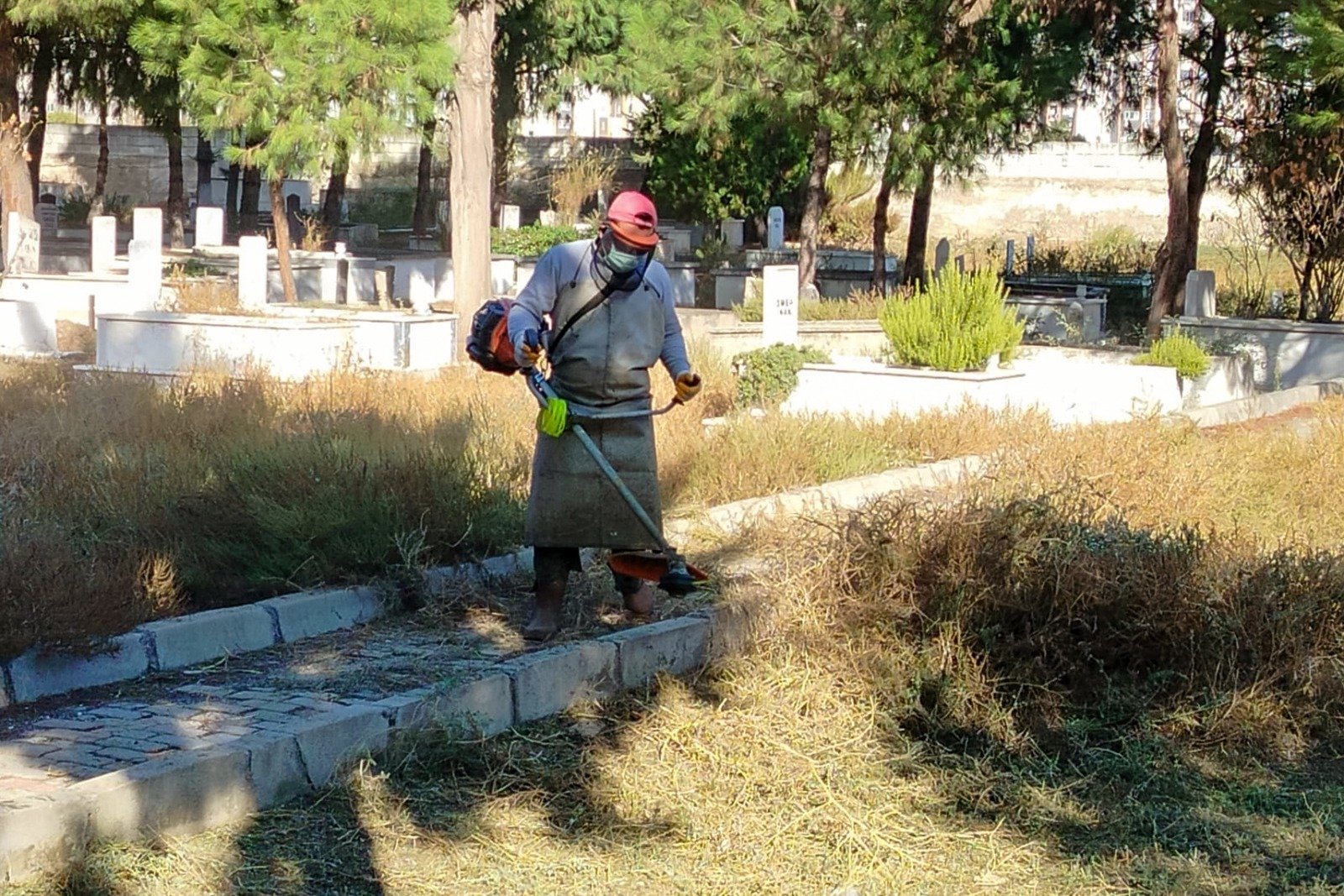 Efeler Belediyesi mezarlıklarda bakım çalışmalarını sürdürüyor