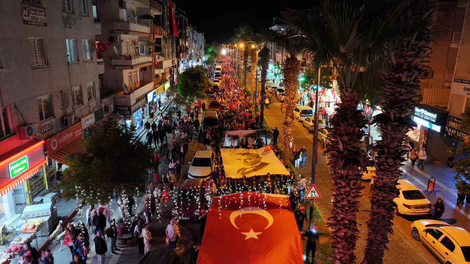 Didim’de Cumhuriyet coşkusu: Didimliler meydanı doldurarak bayramı kutladı