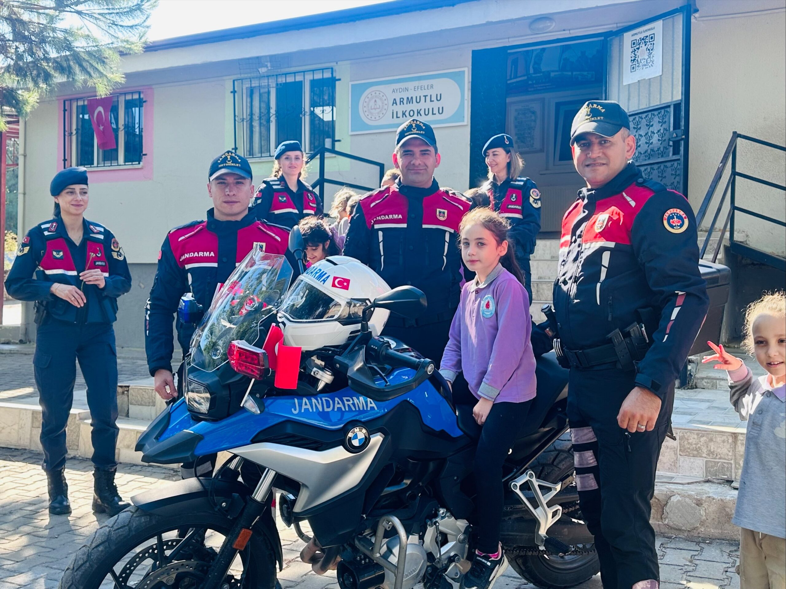 Aydın’da Jandarma’dan Dünya Kız Çocukları Günü’nde anlamlı ziyaret