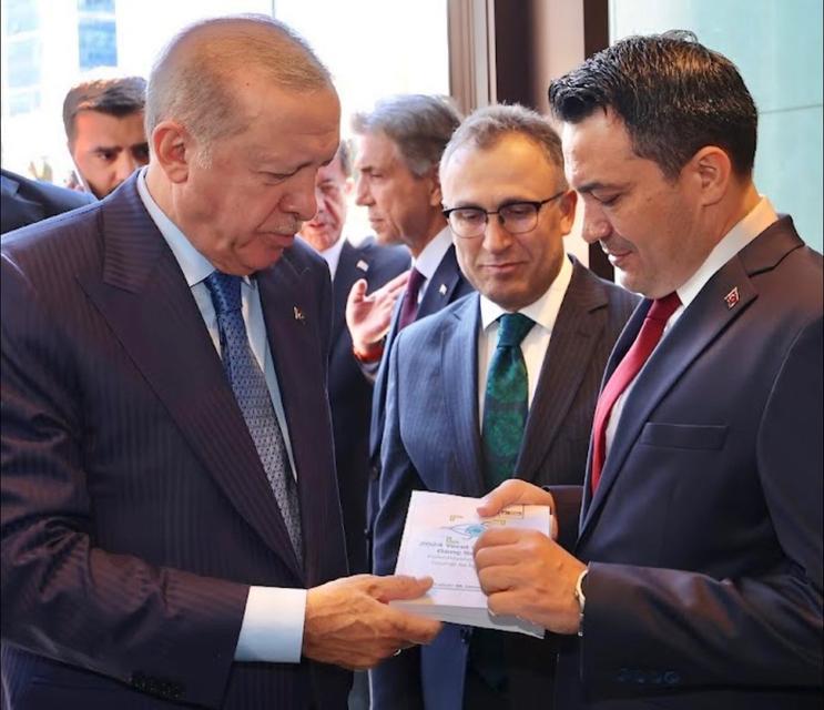 Tuncer, yeni kitabını Cumhurbaşkanı Erdoğan’a takdim etti