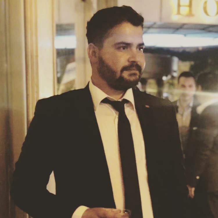 Otomobilde sır ölüm