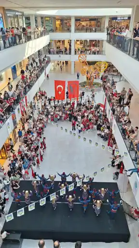 Aydın Özel Başak Kolejinde 29 Ekim Cumhuriyet Bayramı coşkusu iki farklı sahneyle yaşandı