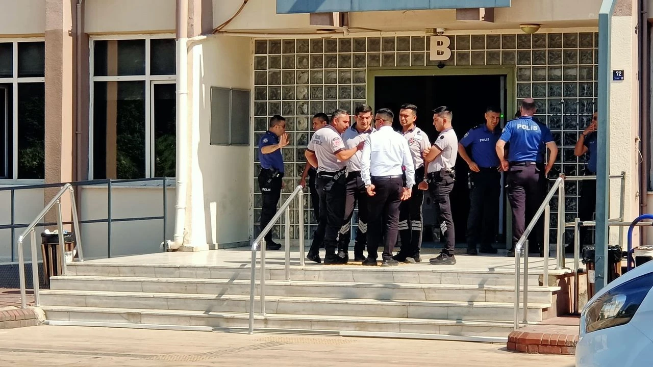 Adliye önünde arbede