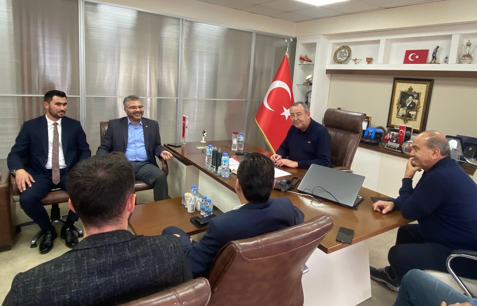 Ak Parti Aydın Milletvekili Ömer Özmen Kuşadası Ticaret Odası’nı ziyaret etti