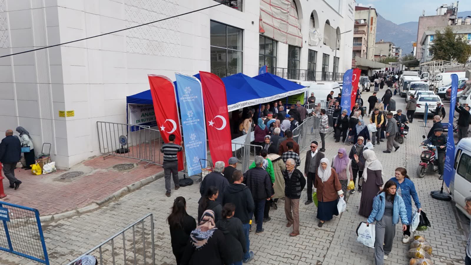 Başkan Çerçioğlu’nun öncülüğünde ata tohumlarından üretilen fideler Aydınlılara ulaşturılıyor