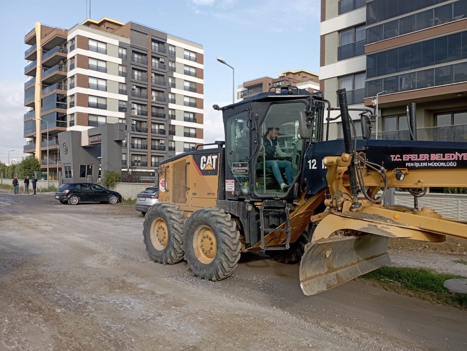 Efeler Belediyesi modern yollar için çaloşmalarına devam ediyor