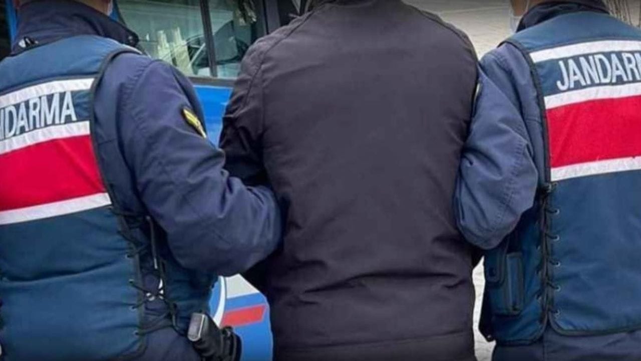 Eşini bağlayıp yakmaya çalıştı