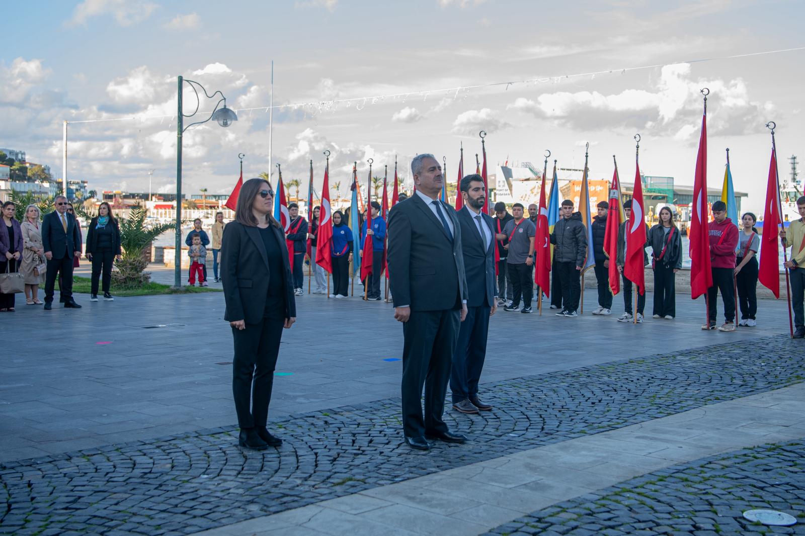 Kuşadası’nda 24 Kasım öğretmenler günü kutlandı  