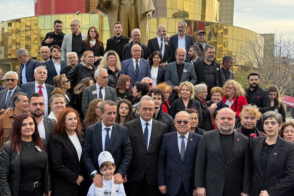 CHP Aydın’dan Atatürk anıtına çelenk