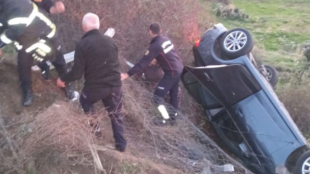 Devrilen otomobilde 6 kişi yaralandı