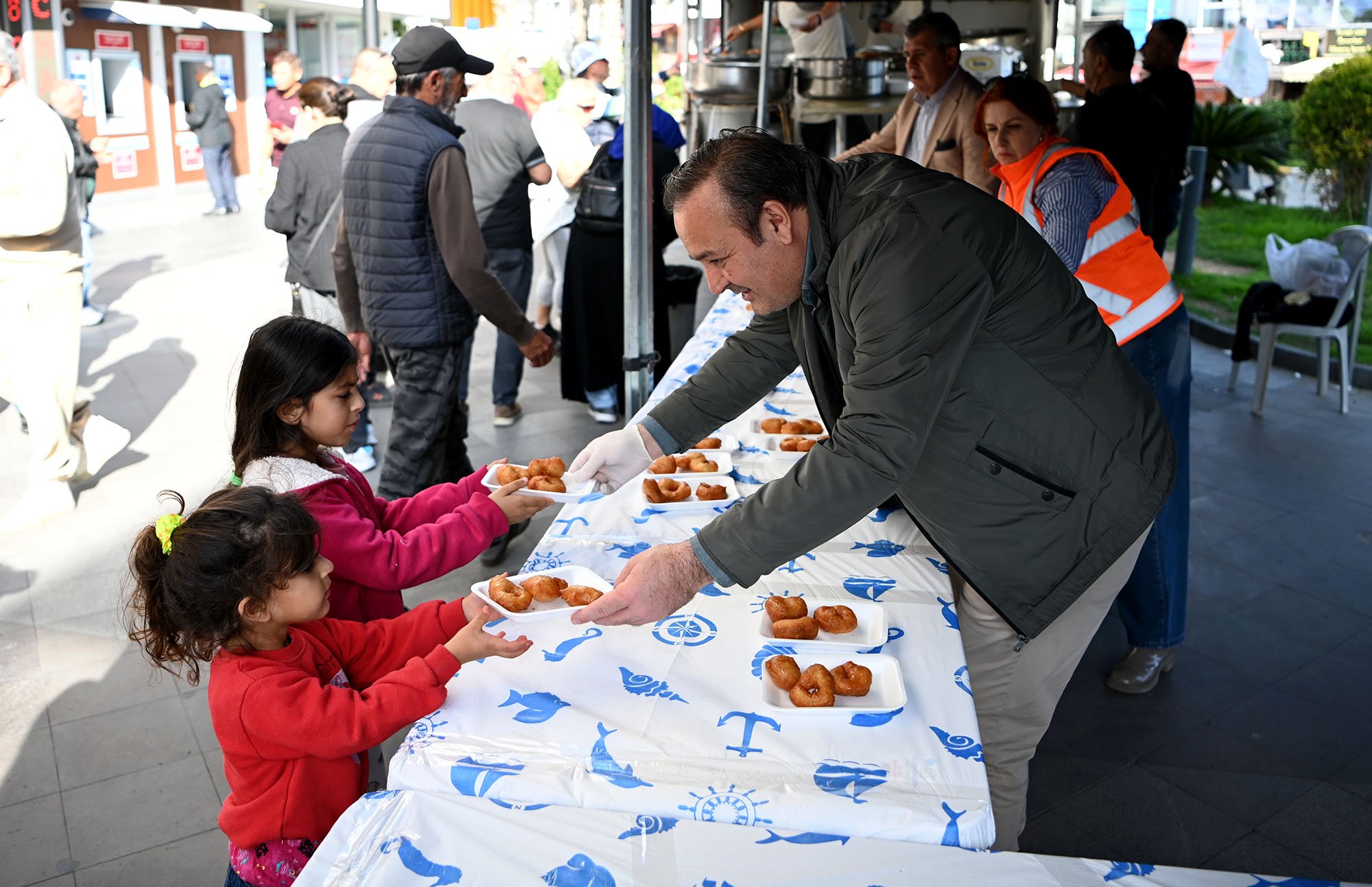 Kuşadası Belediyesi’nden şehitler için lokma hayrı