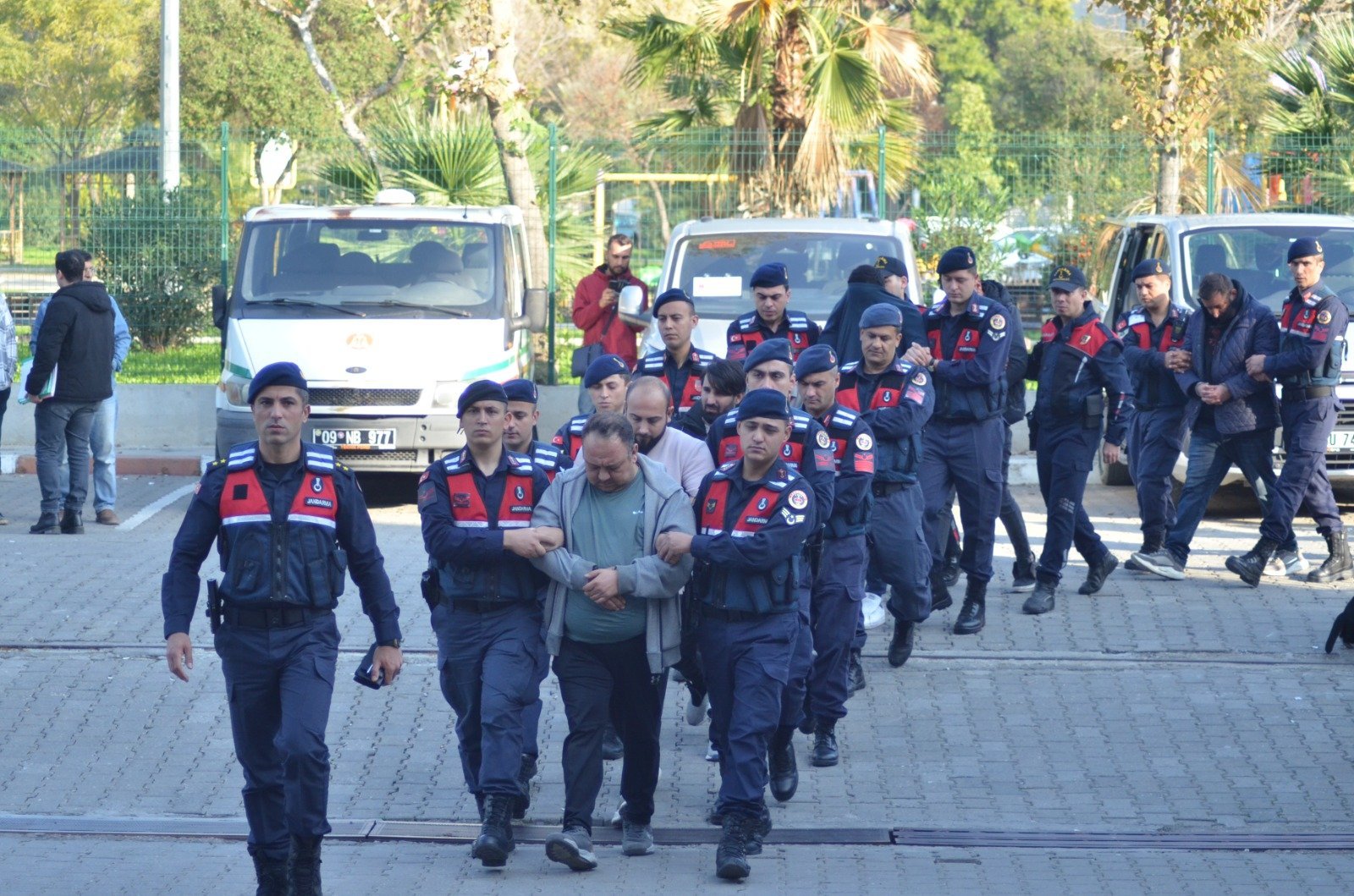 Sahte yatırım siteleriyle vatandaşları dolandıran çete çökertildi