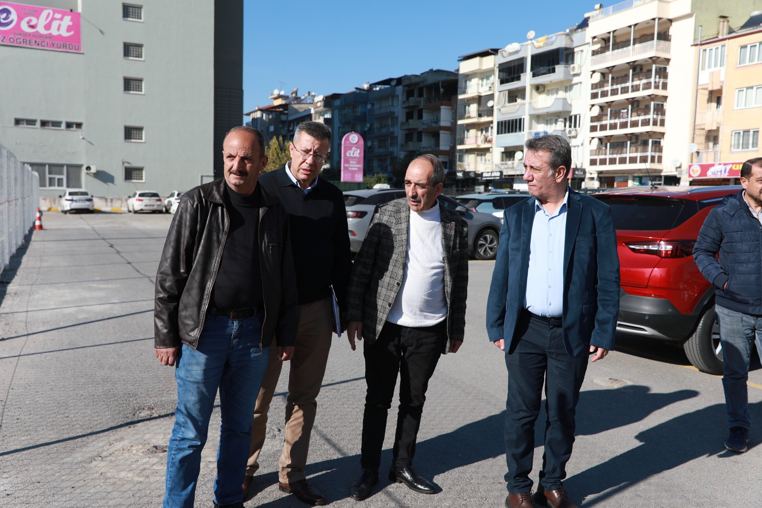 Başkan Anıl Yetişkin Kurtuluş pazar yerinde incelemelerde bulundu