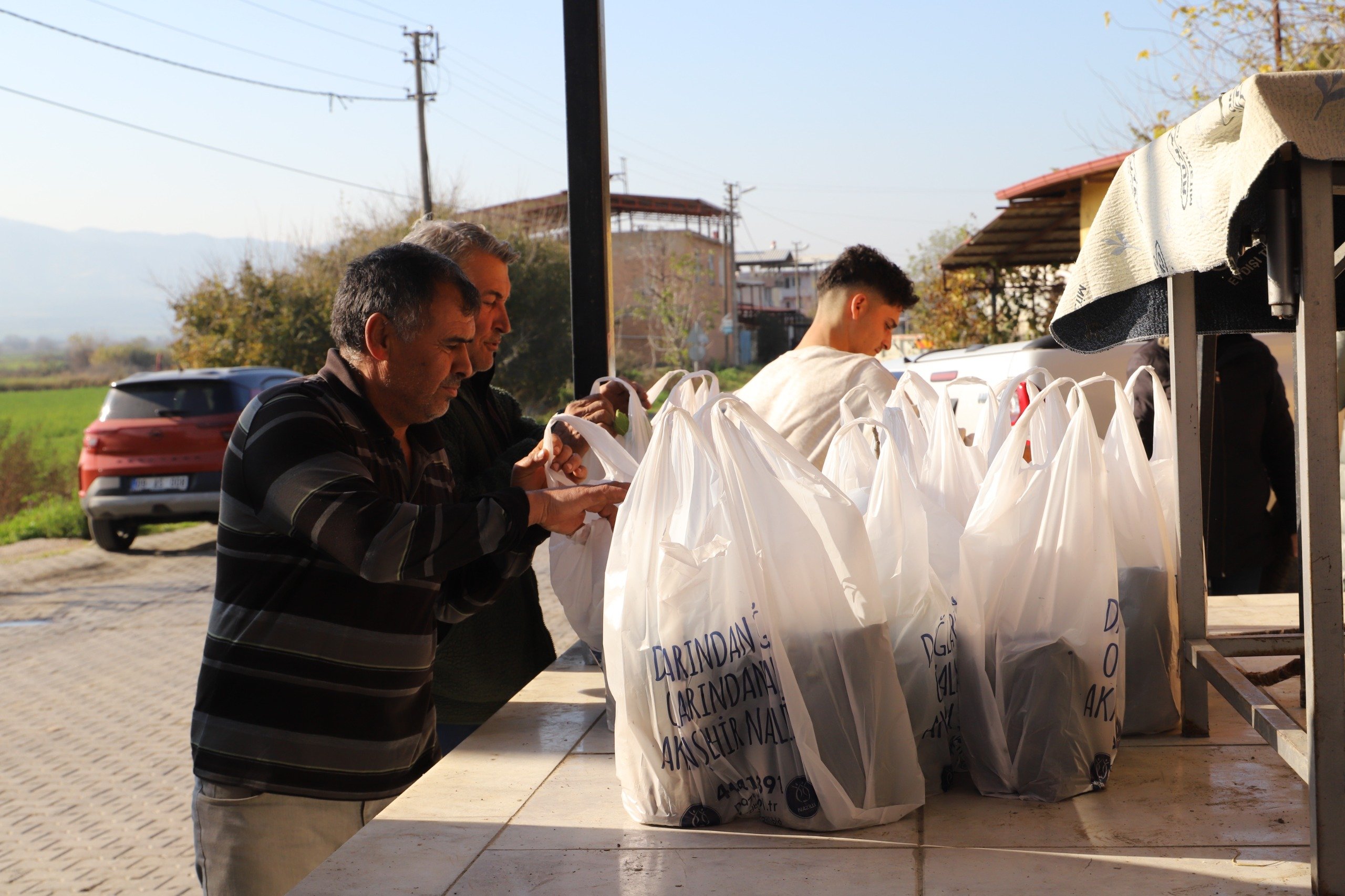 Nazilli Belediyesi yeşeren topraklar projesi ile 5 bin ağaç fidan dağıttı