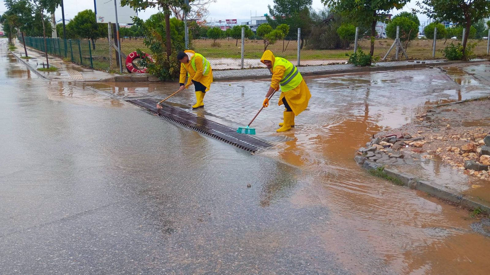 Didim Belediyesi ekiplerinden yağış sonrası anında müdahale