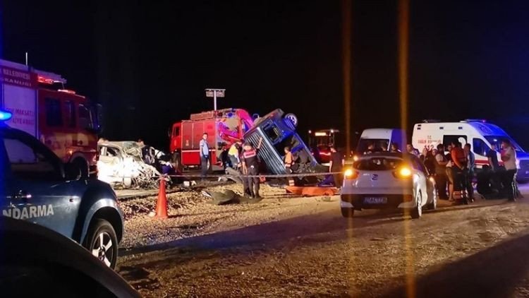Otomobil ile hafif ticari araç çarpıştı 3 ölü, 2 yaralı