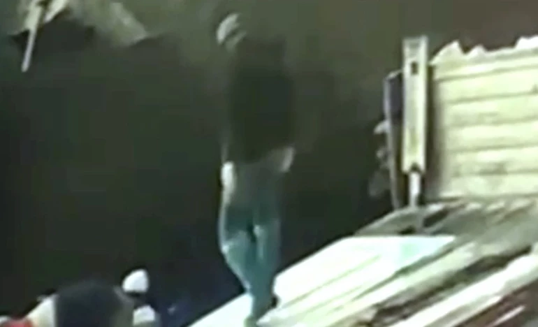 İşçinin üzerine yıldırım düştü! 