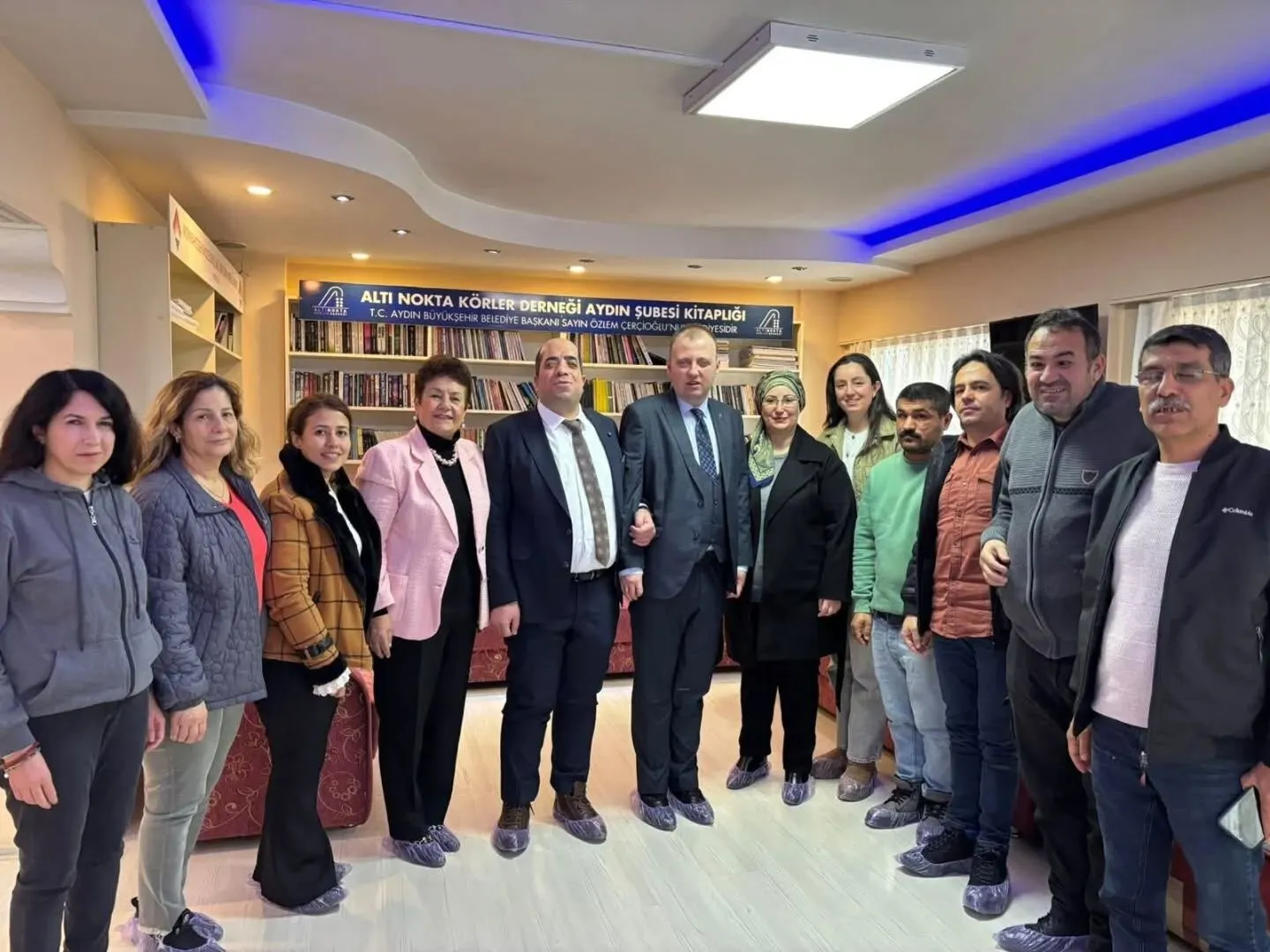 AK Kadınlar’dan görme engellilere moral ziyareti