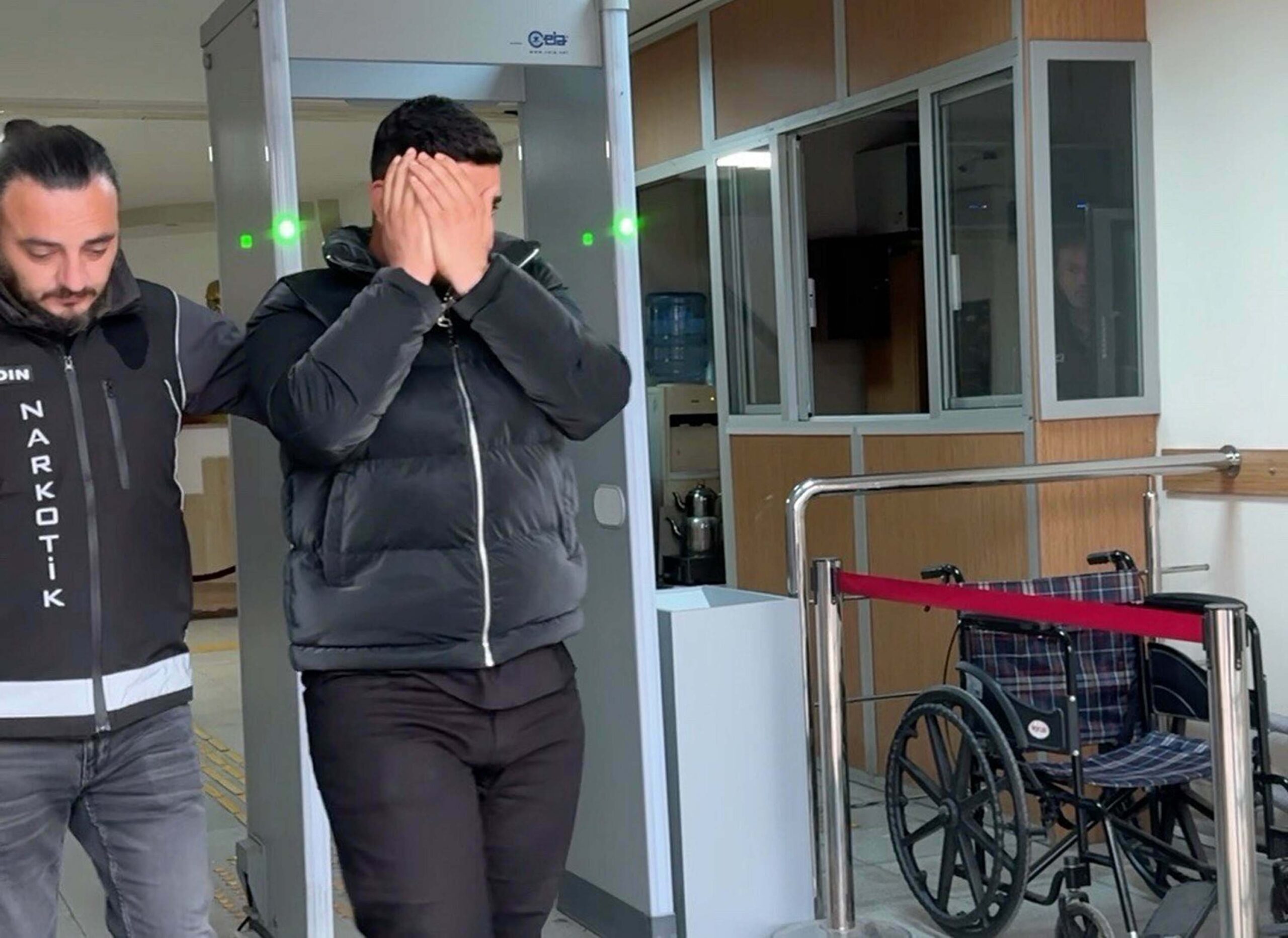 Saksılarda kenevir yetiştiren kardeşler yakalandı