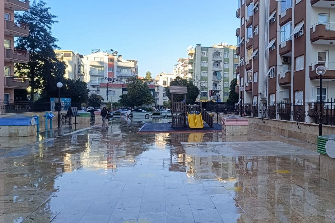 Çocuklar güvenle oynasın diye Efeler’de parklar tertemiz