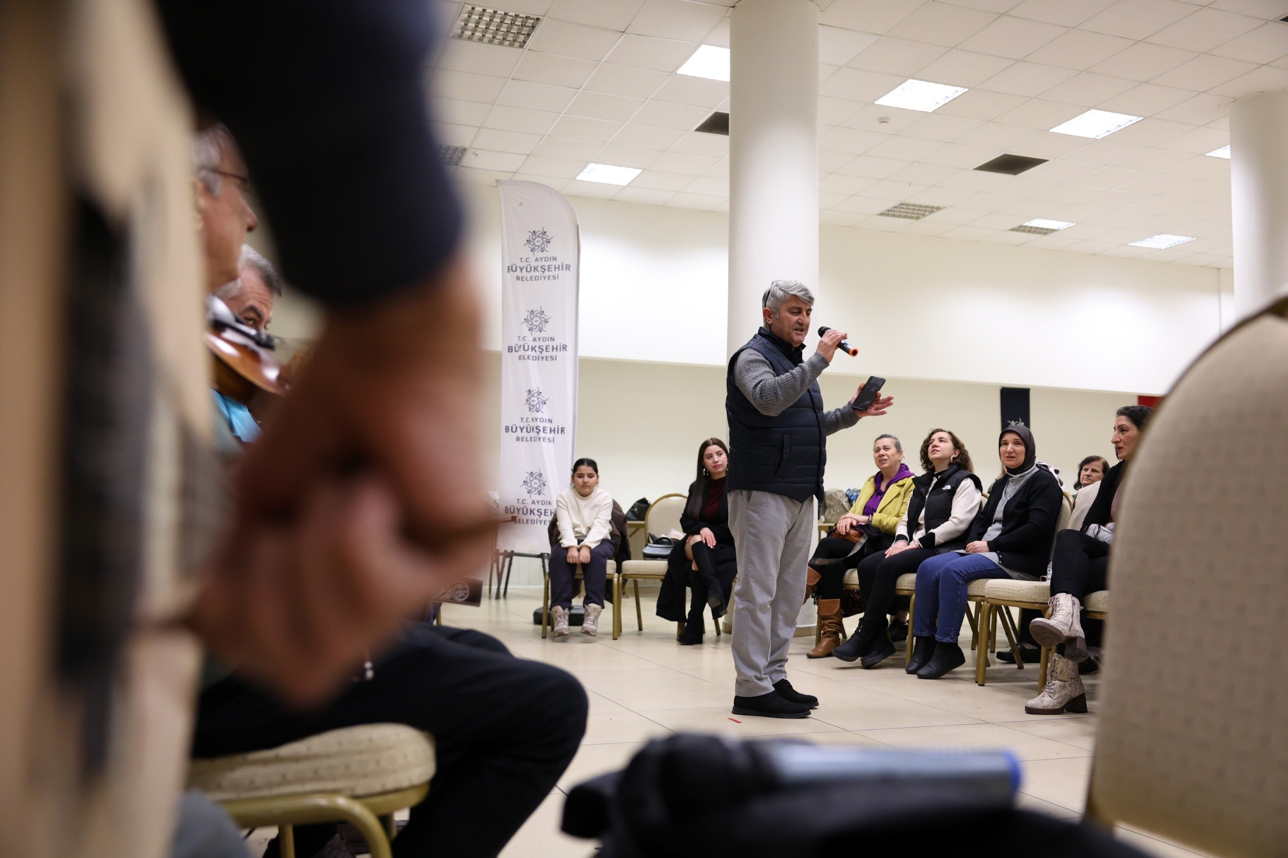 Aydın Büyükşehir Belediyesi türk sanat müziği korosu yıl sonu gösterisine hazırlanıyor