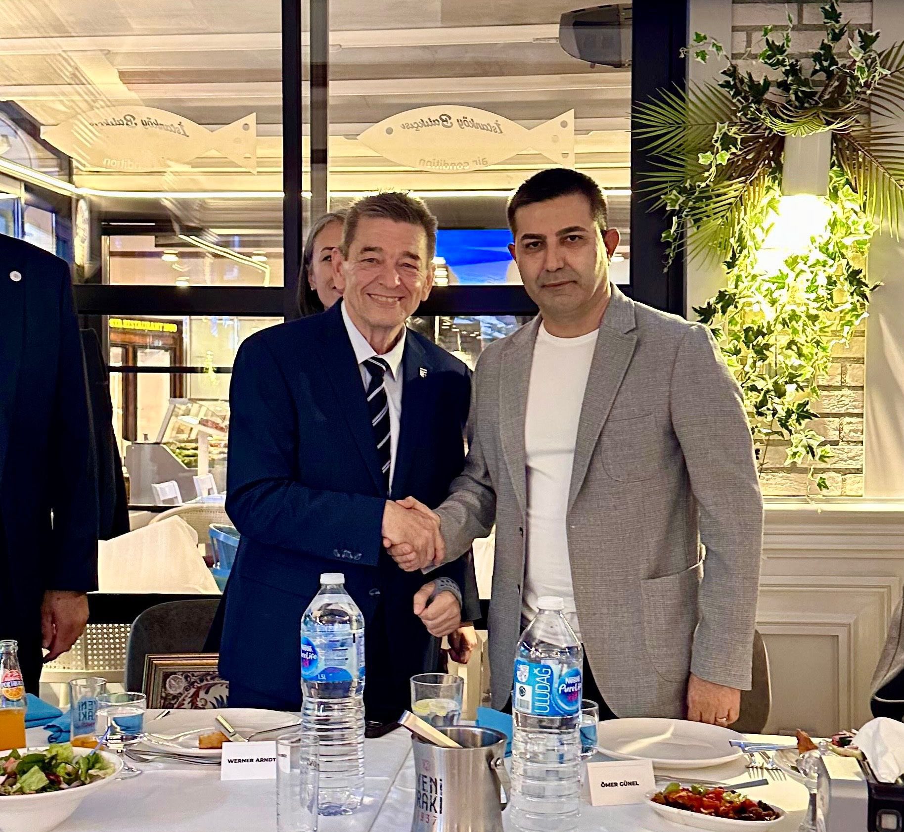 Kuşadası Belediyesi’nden Werner Arndt’a fahri hemşehrilik beratı