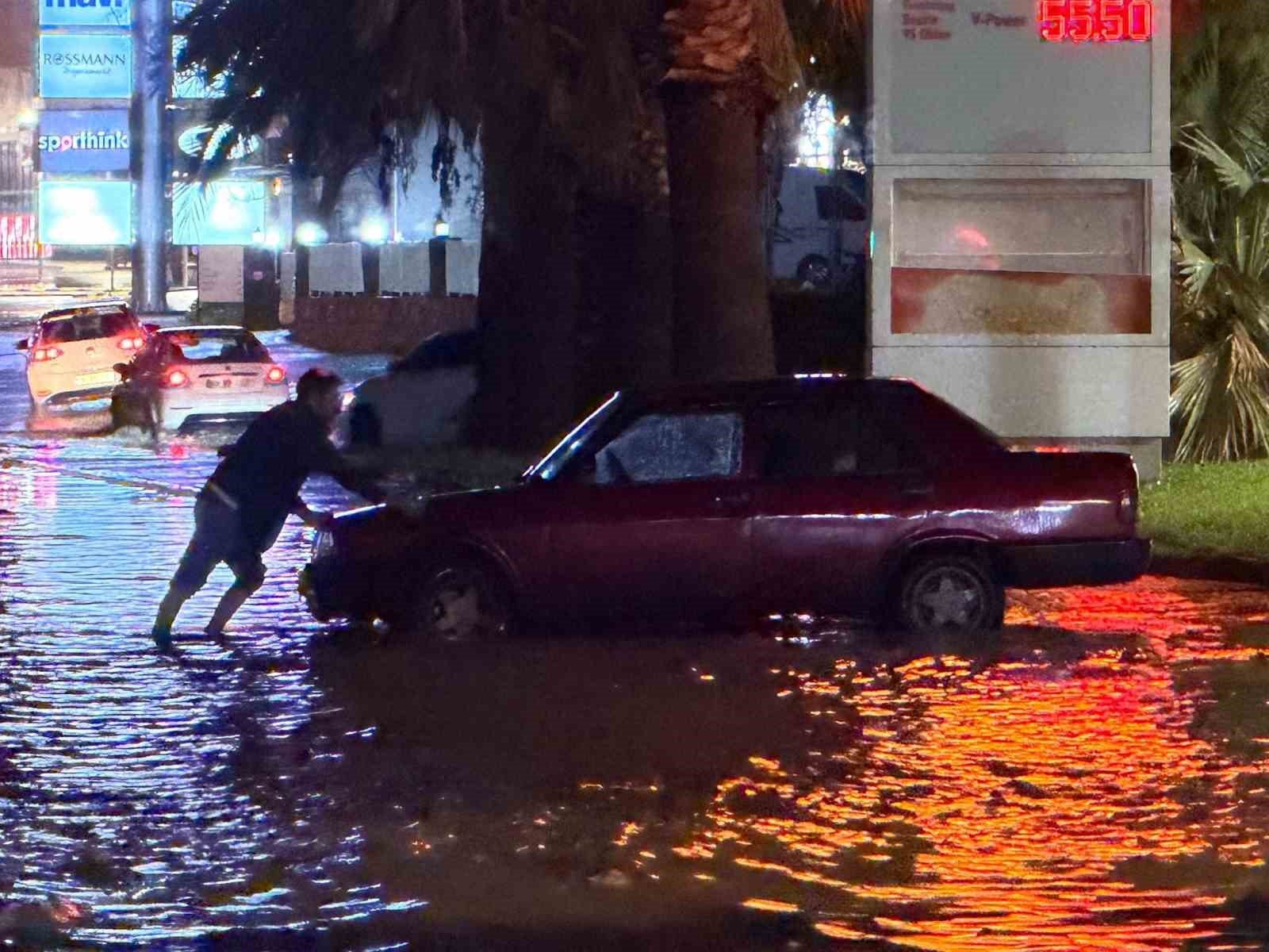 Aydın’da fırtına ve sağanak hayatı felç etti