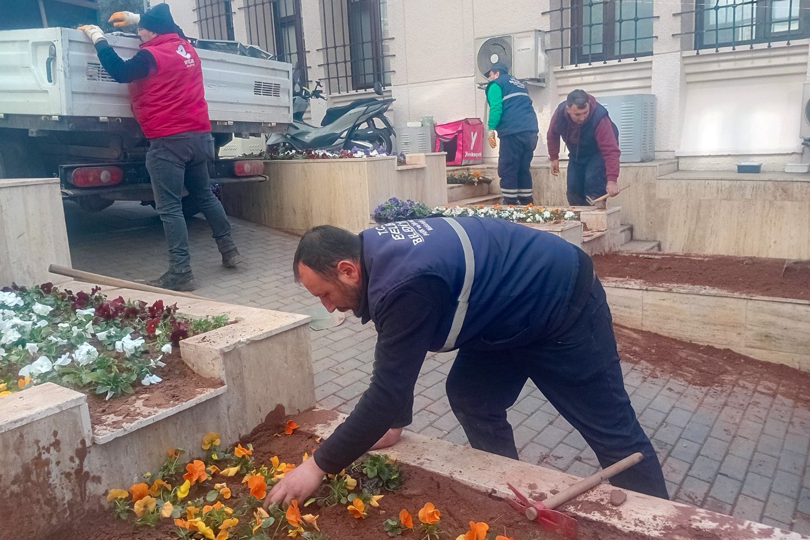 Başkan Yetişkin’den Efeler’e renk katan çalışma