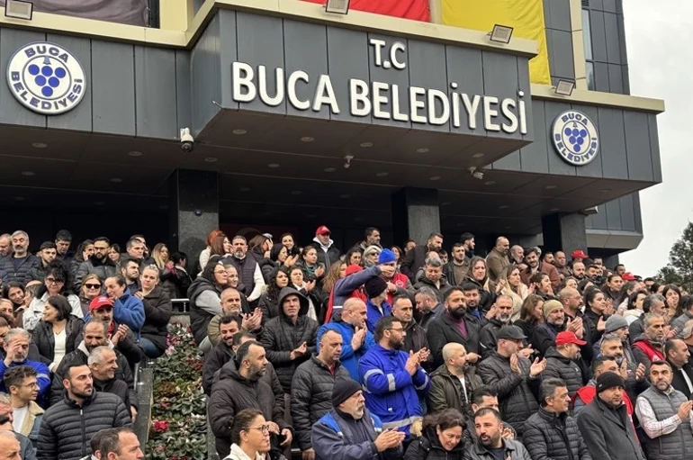 İzmir’de alacakları ödenmeyen Buca Belediyesi işçileri iş bırakma eylemi başlattı