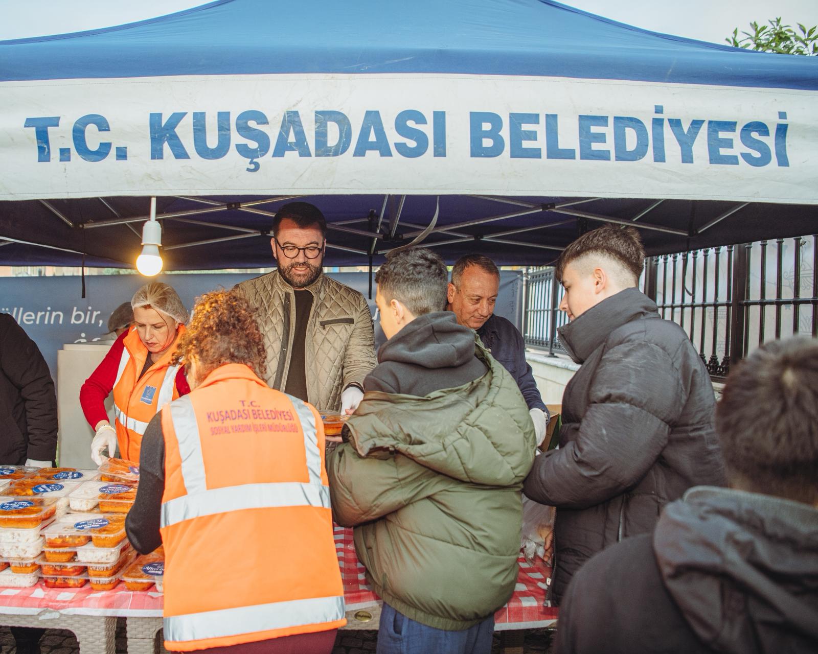 Davutlar’da oruçlar Kuşadası Belediyesi’nin iftar sofrasında açıldı