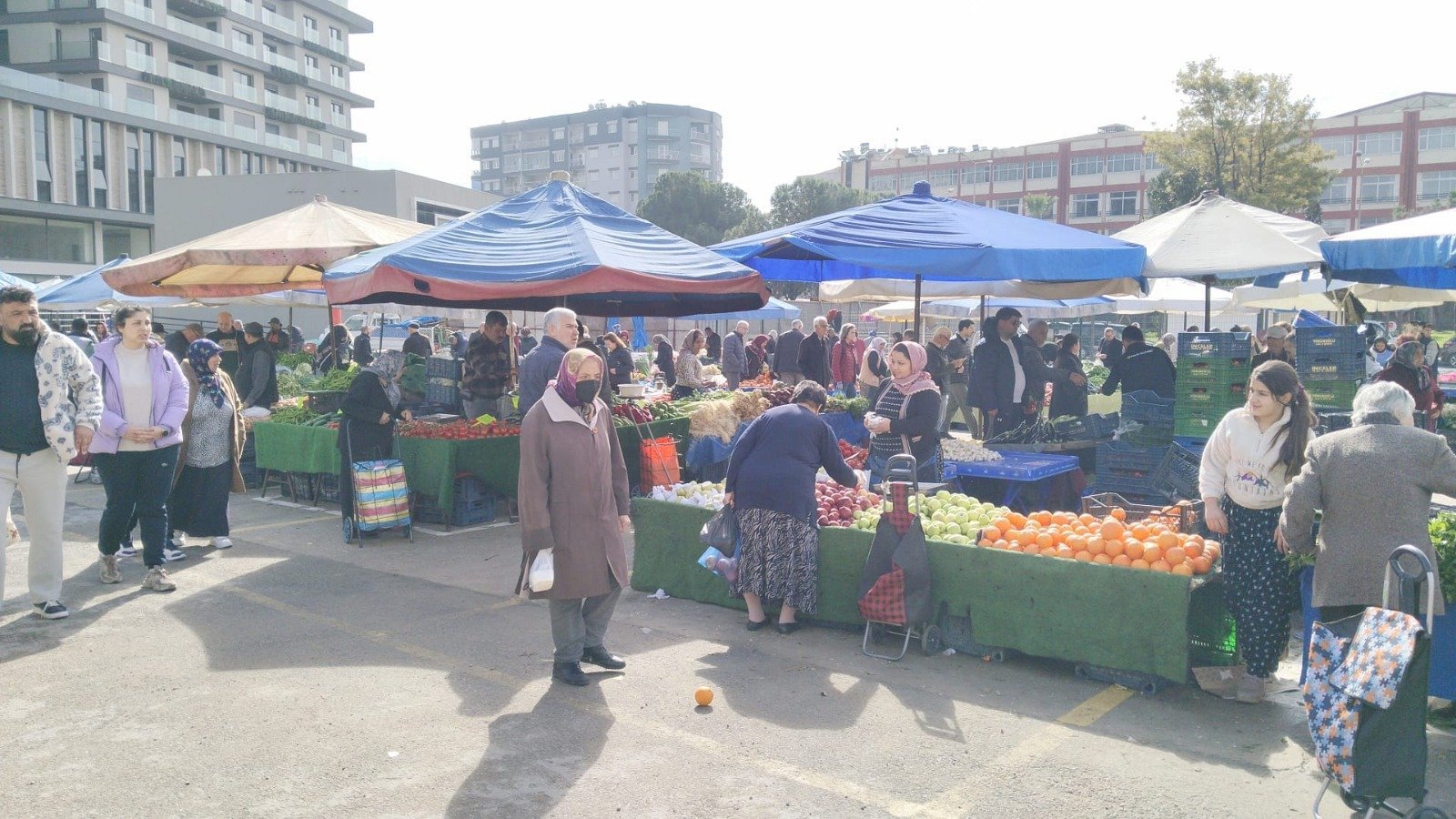 Kurtuluş semt pazarı yeni yerinde hizmete başladı