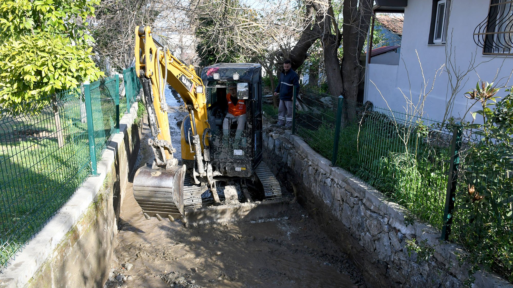 Kuşadası Belediyesi’nden Kirazlı Mahallesi’nde kapsamlı dere temizliği
