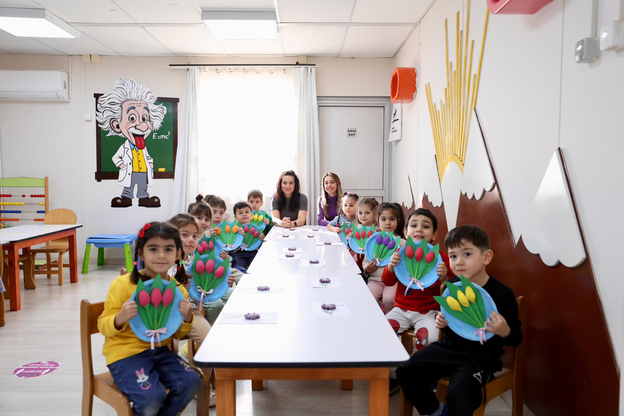 Didim’de miniklerden kadınlar gününe renkli dokunuş