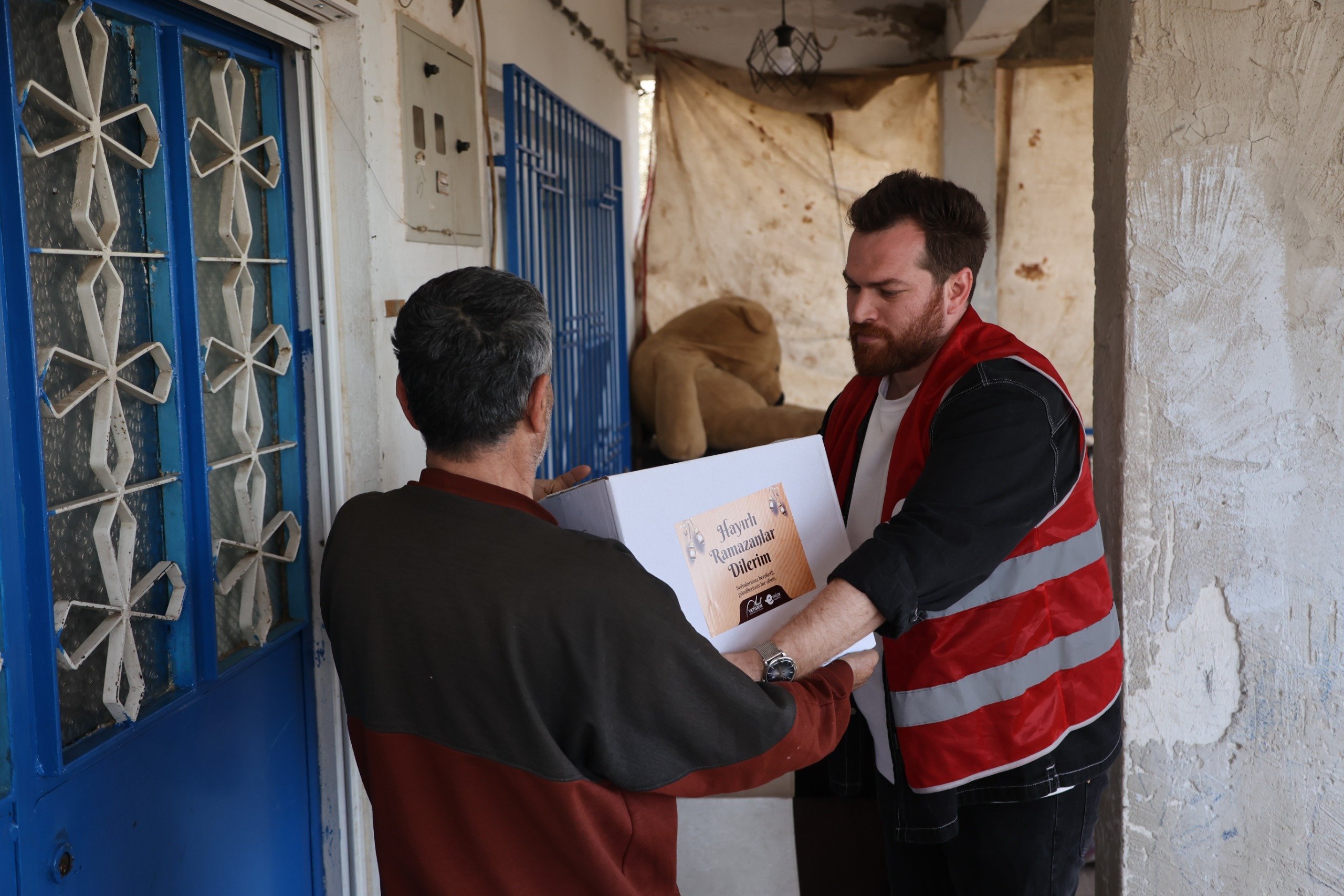 Başkan Yetişkin’in kardeş eli ramazanın bereketini hanelere taşıyor