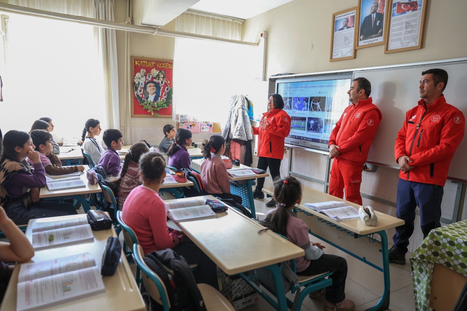Efeler Belediyesi’nin kahramanlarından miniklere afet eğitimi