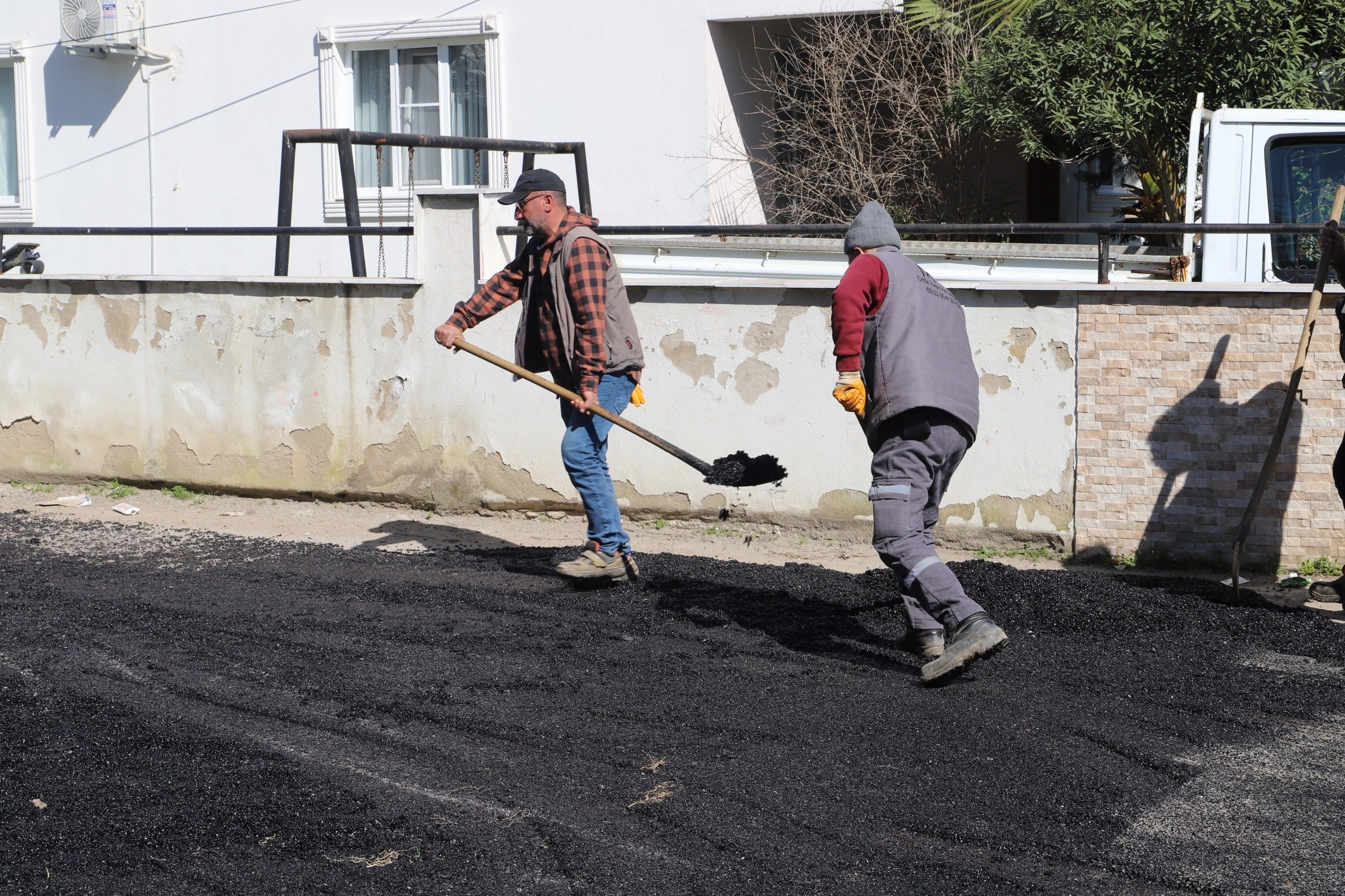 Nazilli Belediyesi Muammer Aksoy’da yolları bakıma aldı
