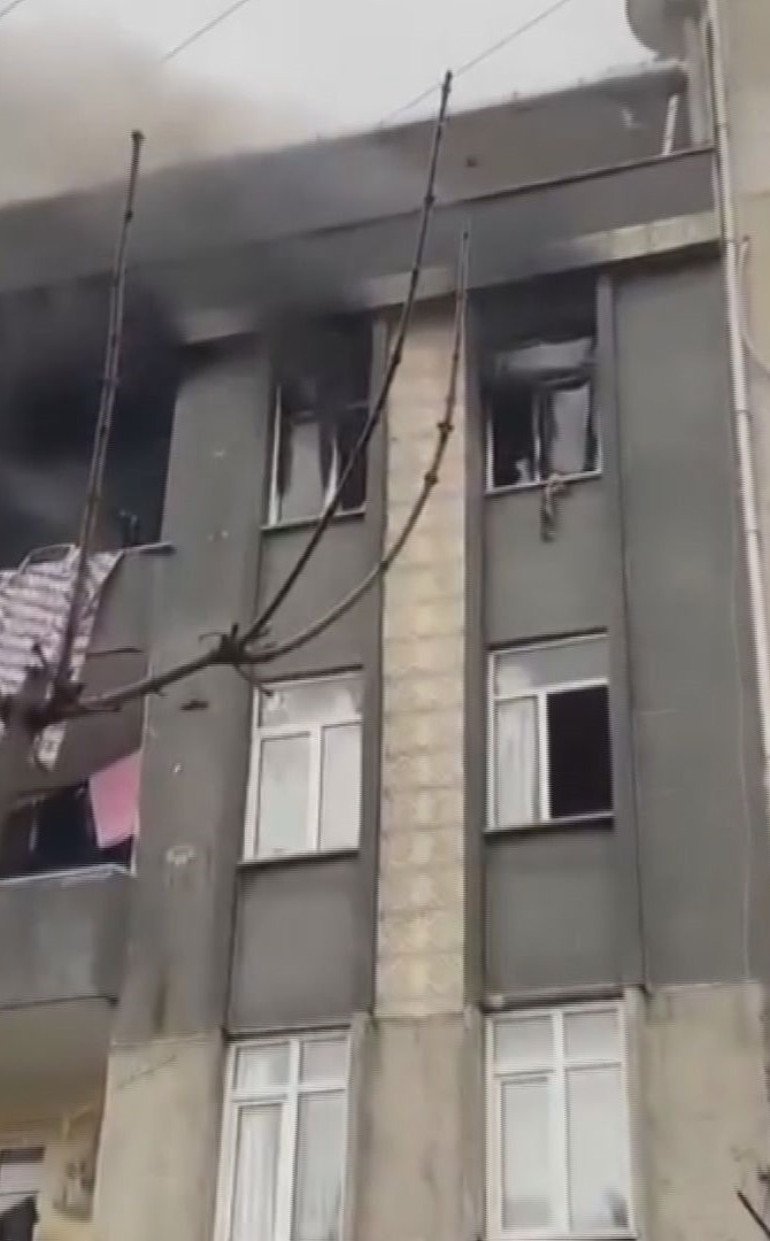 Beş katlı binada yangın: 5 kişi dumandan etkilendi