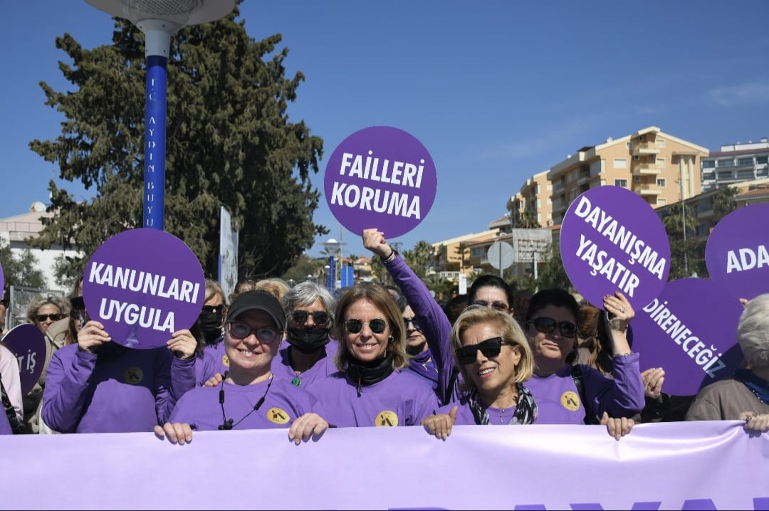 Kuşadası’nda 8 Mart dünya kadınlar günü coşkuyla kutlandı