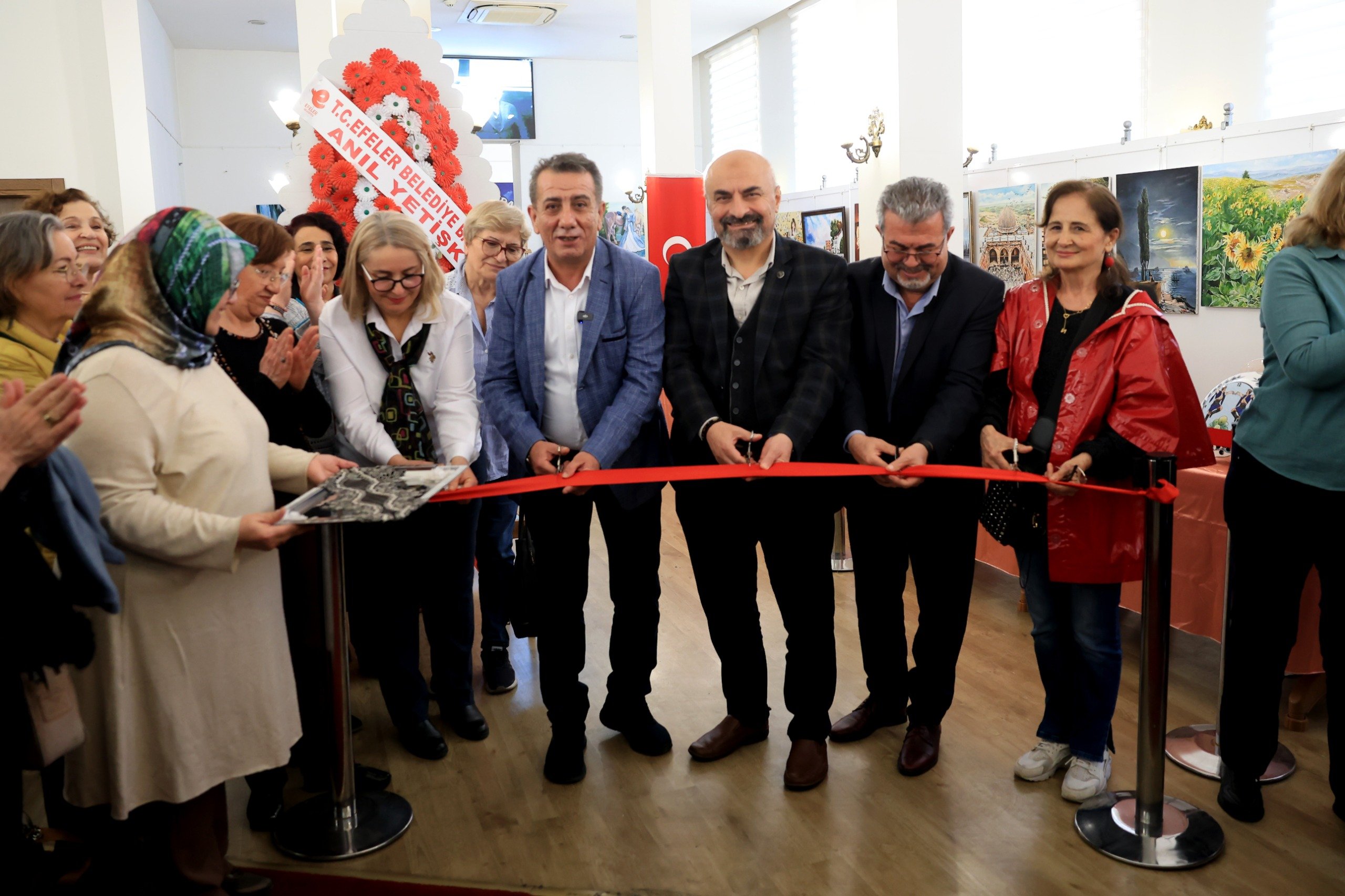 Başkan Anıl Yetişkin Efeler’in sanat sergisini açtı