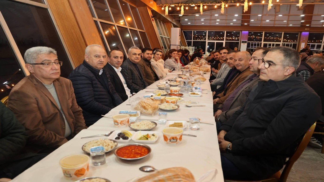 Çine’de İftar Sofrası Acıyı ve Lokmayı Paylaştırdı: Siyasi isimler Türkoğlu ailesi için bir aradaydı