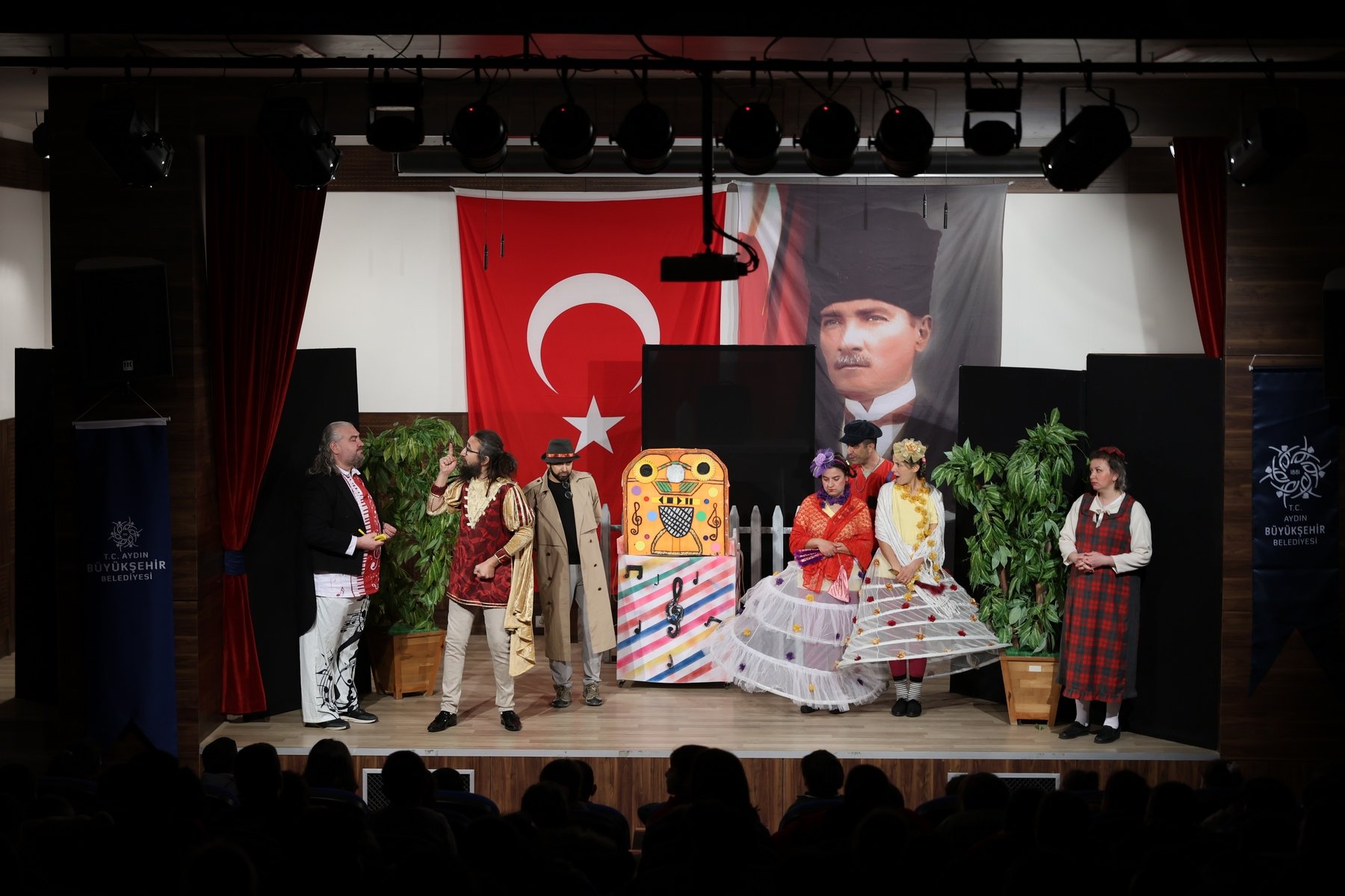 Başkan Çerçioğlu Koçarlı’da minikleri tiyatroyla buluşturdu