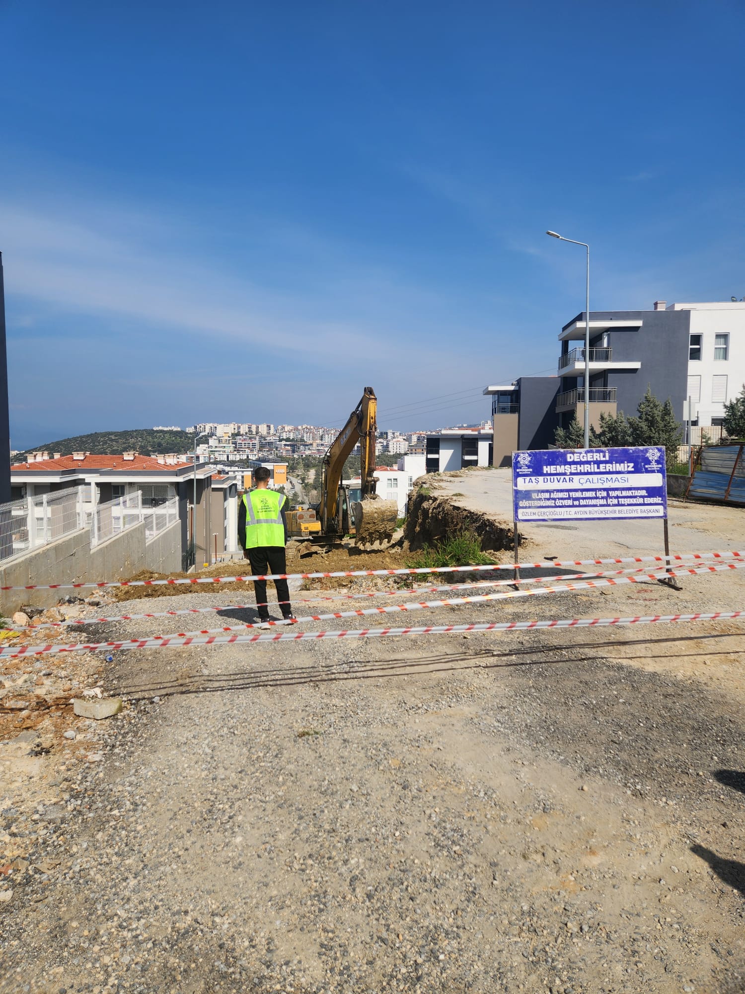 Aydın Büyükşehir Belediyesi Kuşadası’nda yoğun bir şekilde yol yapım çalışmalarına devam ediyor