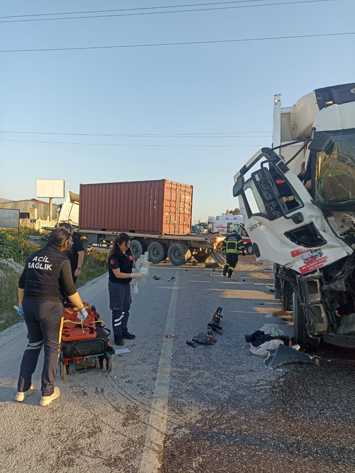 Çine’de kamyon ile tır çarpıştı