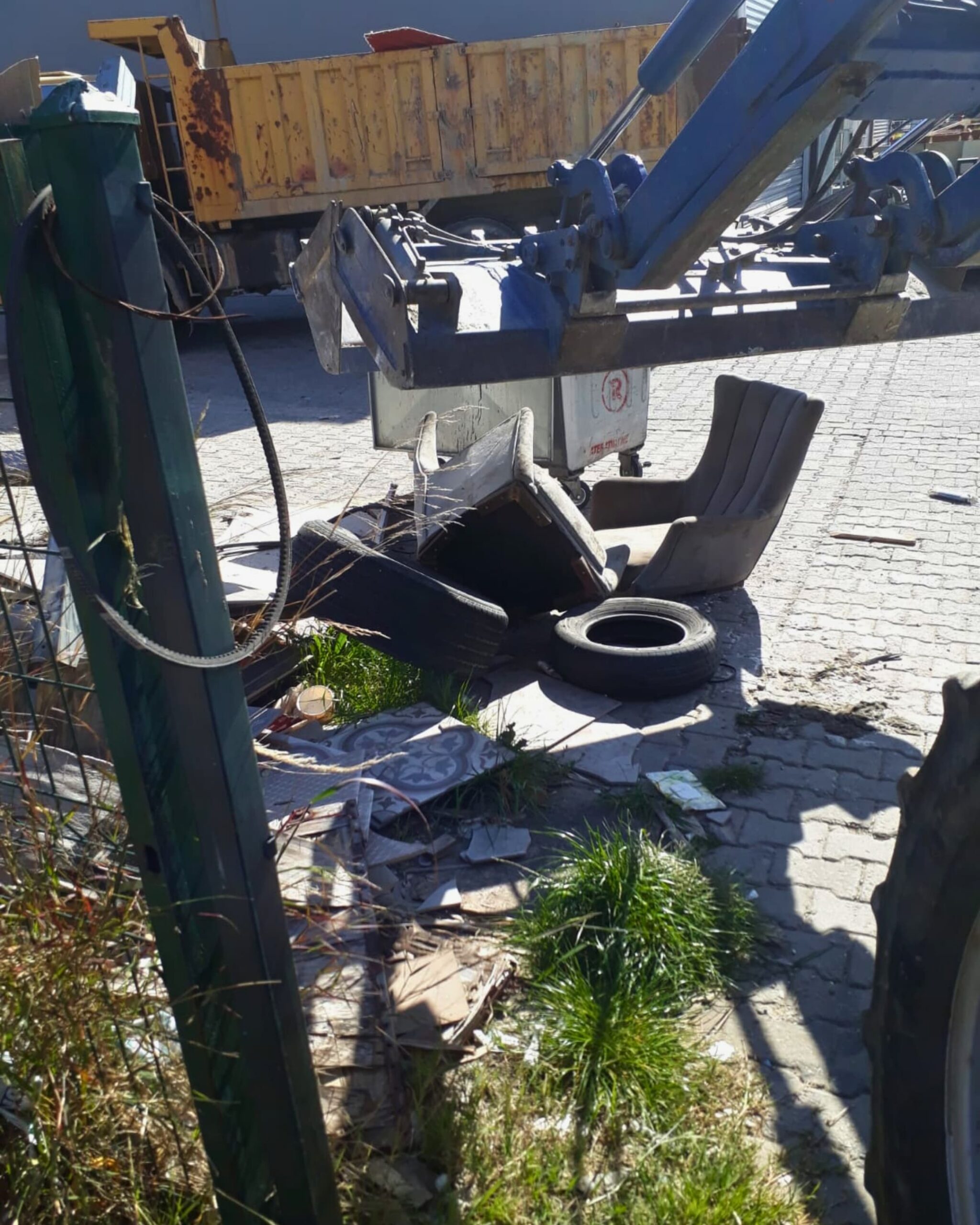 Söke Belediyesi’nden sanayi sitesinde pazar mesaisi