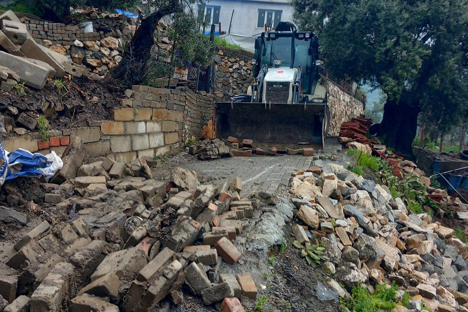 Başkan Anıl Yetişkin’den kesintisiz ulaşım seferberliği: Yağışlarla kapanan yollar açıldı