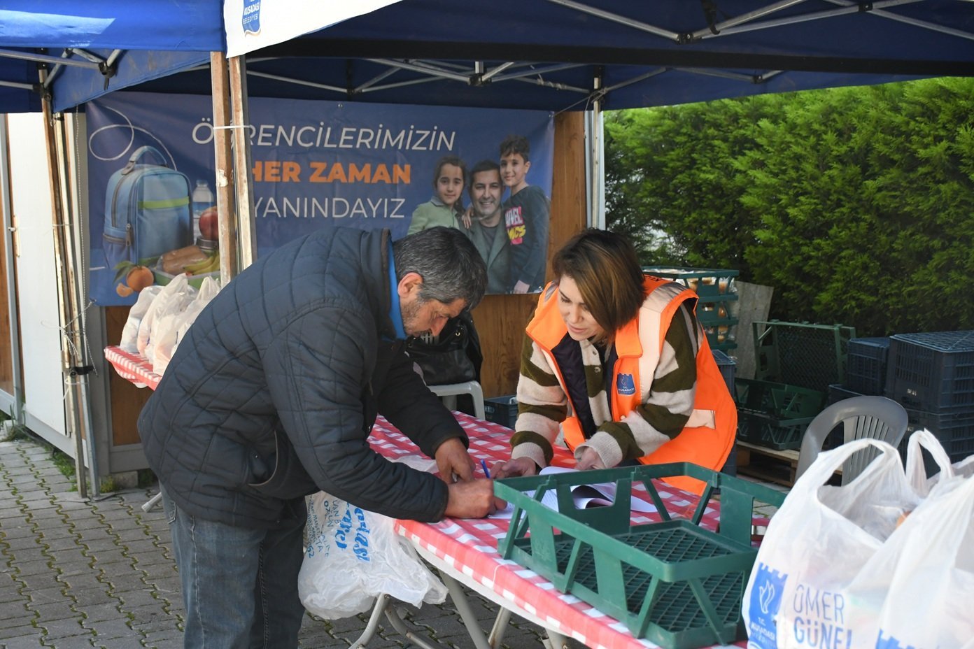 Kuşadası Belediyesi’nin beslenme çantası projesi kararlılıkla sürüyor