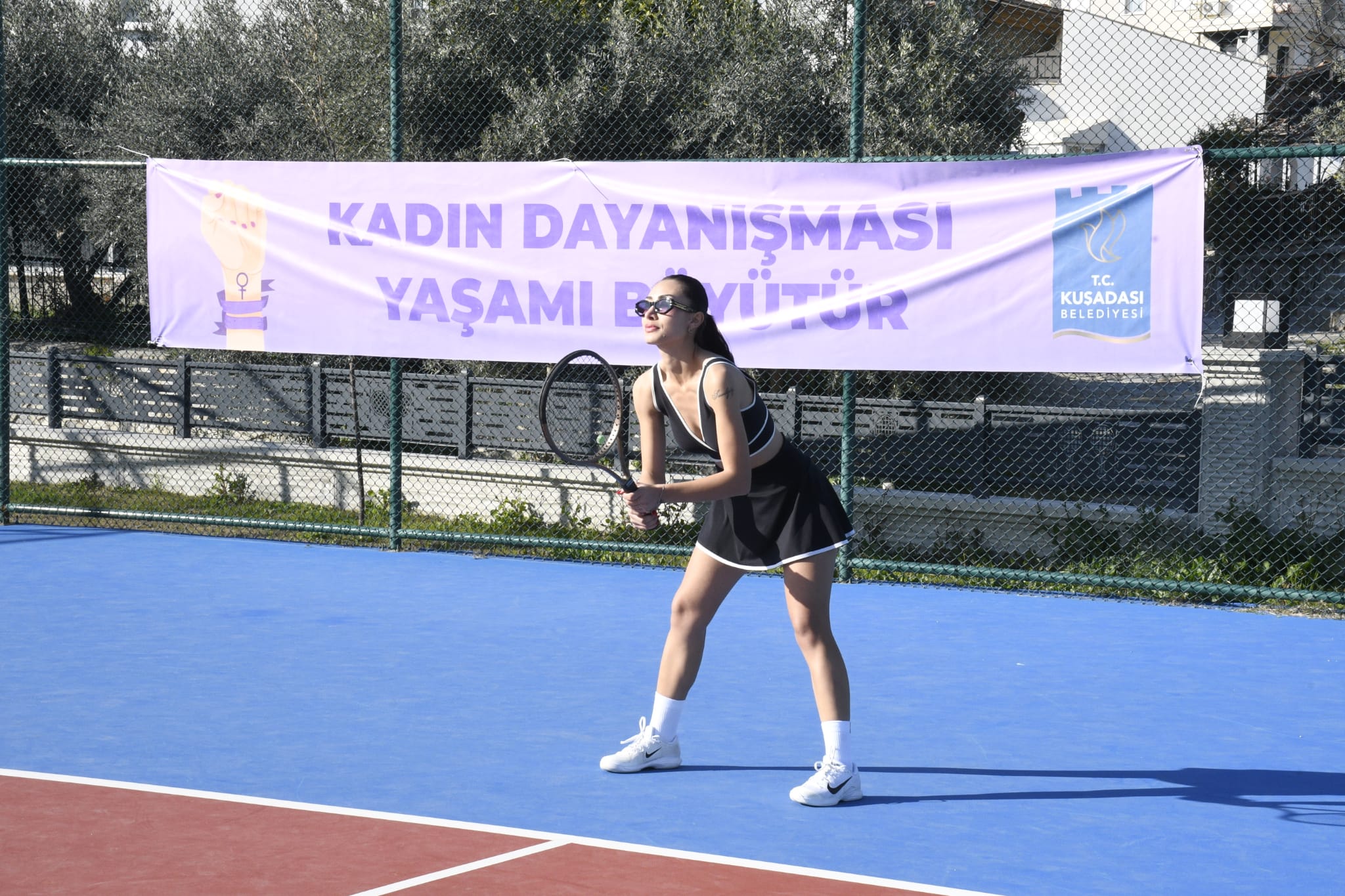 Kuşadası’nda raketler kadınlar günü için korta çıktı