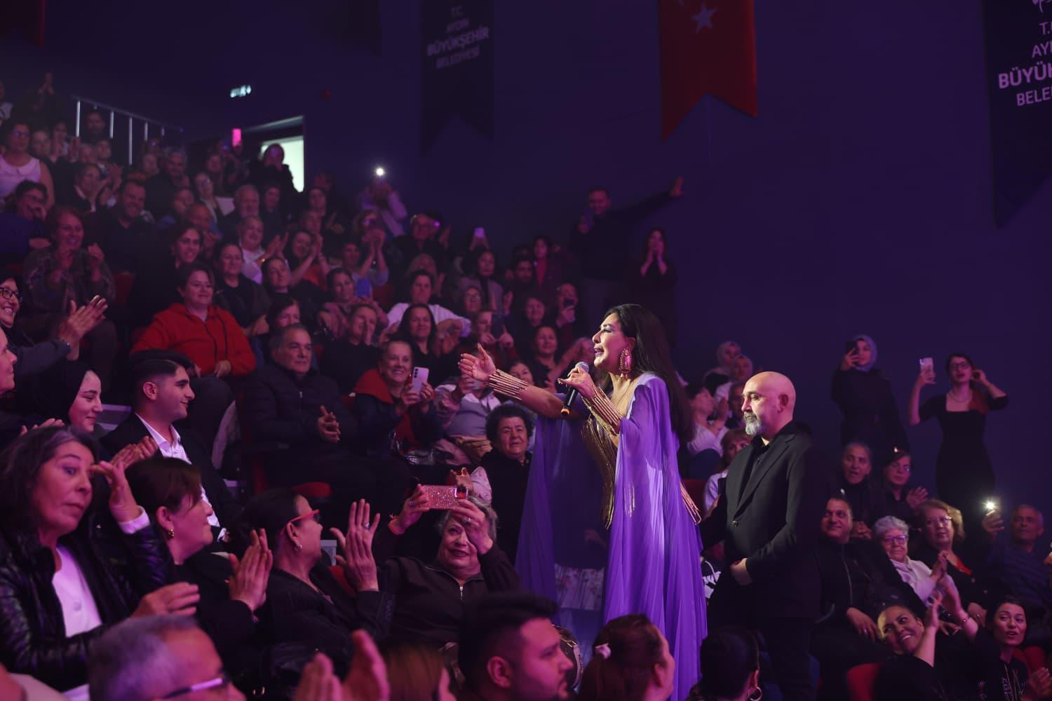 Başkan Çerçioğlu 8 Mart dünya kadınlar gününde vatandaşları sevilen sanatçı Nükhet Duru ile buluşturdu