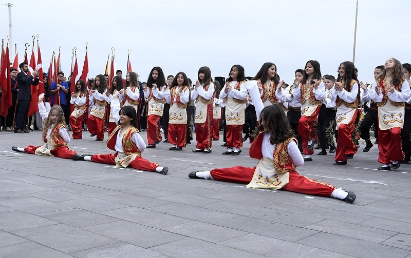 Kuşadası’nda 23 Nisan Ulusal Egemenlik ve Çocuk Bayramı coşkuyla kutlandı